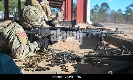 STATI UNITI Soldati della guardia nazionale dell'esercito con il Battaglione di artiglieria di campo 1-178th, comando di difesa missilistica dell'esercito 263rd, guardia nazionale del South Carolina, conducono un'esercitazione dal vivo di addestramento del fuoco 19 febbraio 2022, Fort Jackson, South Carolina. L'evento si è concentrato sull'impiego di armi servite dall'equipaggio, per operazioni montate e smontate, e sulla preparazione complessiva dell'unità al combattimento. Foto Stock