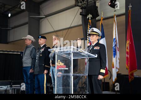 220219-N-IR096-0117 SAN ANTONIO (19 febbraio 2022) ADM posteriore Cynthia Kuehner, comandante, Naval Medical Forces Support Command, amministra il giuramento di arruolamento per reclutare dall'area di San Antonio al San Antonio Stock Show and Rodeo. Foto Stock