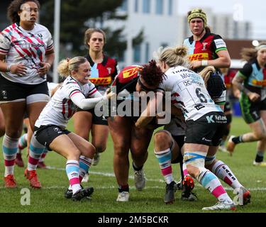 Londra, Regno Unito. 27th Dec, 2022. Shaunagh Brown, che fa la sua apparizione finale per Harlequins Women, è affrontata da Reneeeqa Bonner e Claire Molloy di Bristol Bears Women durante la partita delle donne Allianz Premier 15 Harlequins Women vs Bristol Bears Women a Twickenham Stoop, Londra, 27th dicembre 2022 (Foto di Nick Browning/News Images) a Londra, Regno Unito il 12/27/2022. (Foto di Nick Browning/News Images/Sipa USA) Credit: Sipa USA/Alamy Live News Foto Stock