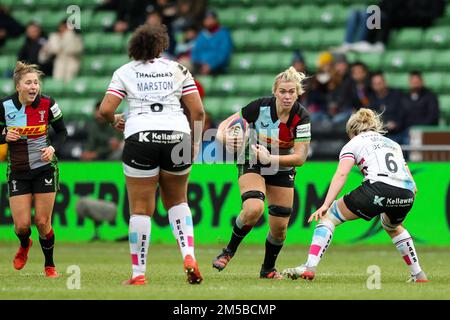 Londra, Regno Unito. 27th Dec, 2022. Rosie Galligan di Harlequins Women corre verso Claire Molloy di Bristol Bears Women durante la partita delle Donne di Allianz Premier 15 Harlequins Women vs Bristol Bears Women a Twickenham Stoop, Londra, Regno Unito, 27th dicembre 2022 (Photo by Nick Browning/News Images) a Londra, Regno Unito il 12/27/2022. (Foto di Nick Browning/News Images/Sipa USA) Credit: Sipa USA/Alamy Live News Foto Stock