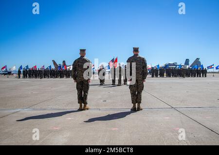 STATI UNITI Miller, a destra, comandante uscente del Marine Fighter Attack Training Squadron (VMFAT) 101, Marine Aircraft Group 11, 3rd Marine Aircraft Wing, si erge con il Lt. Col. Ryan J. Franzen, a sinistra, Ufficiale comandante entrante di VMFAT-101 durante una cerimonia di cambio di comando sulla Stazione aerea del corpo Marino Miramar, California, 18 febbraio 2022. La cerimonia del cambiamento di comando significa la transizione di una nuova leadership che preparerà il corpo dei Marine per la prossima generazione di innovazione, tecnologia e progressi verso la forza. Foto Stock