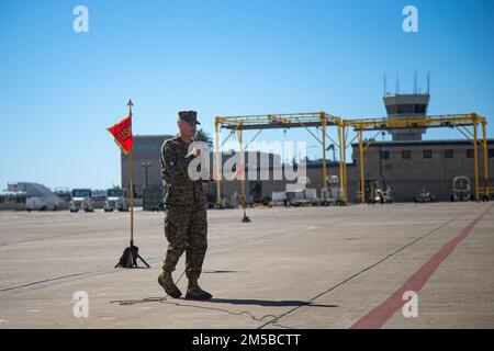 STATI UNITI Miller, comandante uscente del Marine Fighter Attack Training Squadron (VMFAT) 101, Marine Aircraft Group 11, 3rd Marine Aircraft Wing, si rivolge a Marines durante una cerimonia di cambio di comando sulla Marine Corps Air Station Miramar, California, 18 febbraio 2022. La cerimonia del cambiamento di comando significa la transizione di una nuova leadership che preparerà il corpo dei Marine per la prossima generazione di innovazione, tecnologia e progressi verso la forza. Foto Stock