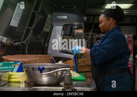 220219-N-FA490-1115 SAN BERNARDINO STRAIT (19 febbraio 2022) – Specialista culinario 2nd Class Crystal Wilkins, di Jackson, Mississippi, prepara l'insalata di tonno nella cucina della nave litoranea da combattimento Independence-variante USS Jackson (LCS 6) durante le operazioni di routine. Allegato a Destroyer Squadron (DESRON) 7, Jackson è su uno schieramento rotazionale nell'area delle attività della flotta degli Stati Uniti 7th a sostegno della sicurezza e della stabilità nella regione, E lavorare insieme a navi alleate e partner per garantire la sicurezza e la stabilità marittima, pilastri chiave di un indo-Pacifico libero e aperto. Foto Stock