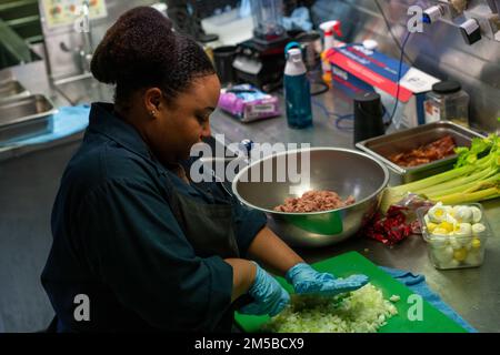 220219-N-FA490-1117 SAN BERNARDINO STRAIT (19 febbraio 2022) – Specialista culinario 2nd Class Crystal Wilkins, di Jackson, Mississippi, prepara l'insalata di tonno nella cucina della nave litoranea da combattimento Independence-variante USS Jackson (LCS 6) durante le operazioni di routine. Allegato a Destroyer Squadron (DESRON) 7, Jackson è su uno schieramento rotazionale nell'area delle attività della flotta degli Stati Uniti 7th a sostegno della sicurezza e della stabilità nella regione, E lavorare insieme a navi alleate e partner per garantire la sicurezza e la stabilità marittima, pilastri chiave di un indo-Pacifico libero e aperto. Foto Stock