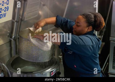 220219-N-FA490-1189 MARE DELLE FILIPPINE (19 febbraio 2022) – Specialista culinario 2nd Classe Crystal Wilkins, di Jackson, Mississippi, prepara la pasta nella cucina della nave litoranea da combattimento Independence-Variant USS Jackson (LCS 6) durante le operazioni di routine. Allegato a Destroyer Squadron (DESRON) 7, Jackson è su uno schieramento rotazionale nell'area delle attività della flotta degli Stati Uniti 7th a sostegno della sicurezza e della stabilità nella regione, E lavorare insieme a navi alleate e partner per garantire la sicurezza e la stabilità marittima, pilastri chiave di un indo-Pacifico libero e aperto. Foto Stock
