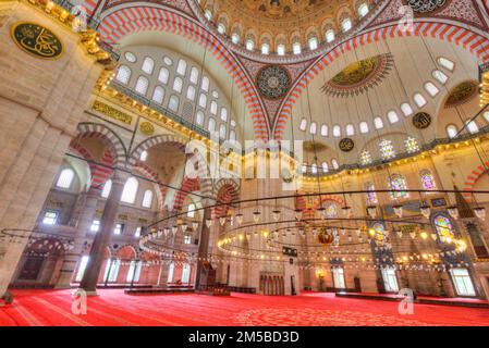 Interno, Moschea Suleymaniye, 1550, patrimonio dell'umanità dell'UNESCO, Istanbul, Turchia Foto Stock