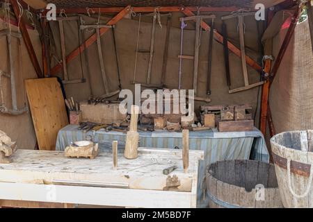 vista orizzontale di un laboratorio artigianale carpentiere all'aperto con vari utensili per la lavorazione del legno Foto Stock