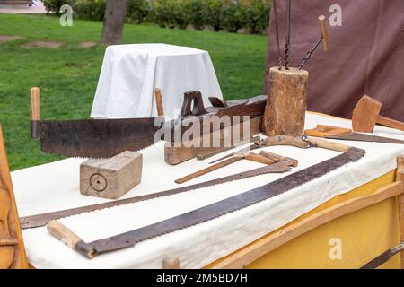vista orizzontale di una natura morta all'aperto con utensili utilizzati da falegnami artigianali per la lavorazione del legno. strumenti per fare opere artigianali in legno Foto Stock