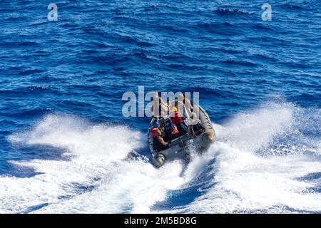 220218-N-VQ947-1123 OCEANO PACIFICO (18 febbraio 2022) — i marinai eseguono una piccola imbarcazione di recupero utilizzando una barca rigida gonfiabile a scafo (RHIB) durante una perforazione a bordo di un uomo a bordo di un molo di trasporto anfibio di classe San Antonio USS Portland (LPD 27), 18 febbraio 2022. Marinai e marines dell'Essex Amphhibious Ready Group (ARG) e dell'unità marittima di spedizione 11th (MEU) stanno conducendo operazioni di routine nella flotta degli Stati Uniti 3rd. Foto Stock