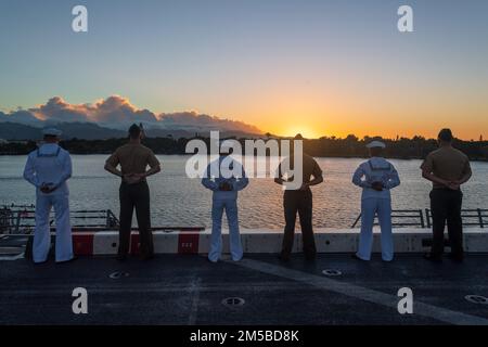 220219-N-VQ947-1126 OCEANO PACIFICO (19 febbraio 2022) — Marines assegnati alla 11th unità di spedizione marina (MEU) e marinai stand alla parata riposo sul ponte di volo del molo di trasporto anfibio USS Portland (LPD 27), 19 febbraio 2022. I marinai e i marines dell'Essex Amphhibious Ready Group (ARG) e del 11th MEU visitano Joint base Pearl Harbor-Hickam mentre operano nella flotta degli Stati Uniti 3rd. Foto Stock