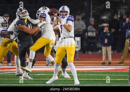 Serra Padres quarterback Maealiuaki Smith (7) durante il CIF Open Division High School Football state Championship game 2022 Sabato, 10 Dicembre 2022 i Foto Stock