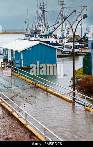 Molo parzialmente sommerso durante le inondazioni costiere a Steveston British Columbia Canada Foto Stock