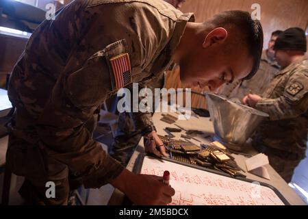 Verso la fine della giornata, la Boise state University Senior Cadet Kyle Brown inizia a calcolare il numero di munizioni utilizzate per la responsabilità. Sabato 19 febbraio, cadetti dei programmi ROTC dell'esercito dell'Idaho; La Boise state University di Boise, la Brigham Young University-Idaho di Rexburg, la Northwest Nazarene University di Nampa e la Idaho state University di Pocatello, si sono riunite in massa presso il centro di addestramento al combattimento Orchard dell'Idaho National Guard, che si è allenato 14 e qualificato in base alle singole armi. L'Office of Visual Information for Idaho Army National Guard seguirà la Boise S. Foto Stock