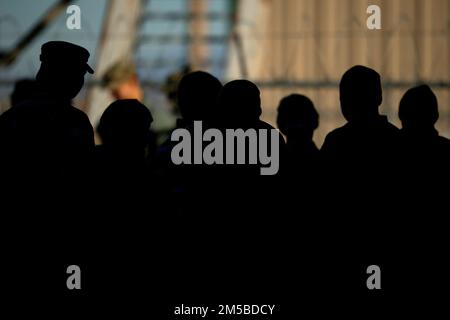 I cadetti ROTC dell'esercito dell'Idaho iniziano a riunirsi per ricevere il loro briefing mattutino prima di sparare armi sulla gamma 14 dell'Orchard Combat Training Center. Sabato 19 febbraio, cadetti dei programmi ROTC dell'esercito dell'Idaho; La Boise state University di Boise, la Brigham Young University-Idaho di Rexburg, la Northwest Nazarene University di Nampa e la Idaho state University di Pocatello, si sono riunite in massa presso il centro di addestramento al combattimento Orchard dell'Idaho National Guard, che si è allenato 14 e qualificato in base alle singole armi. L'Office of Visual Information for Idaho Army National Guard sarà di seguito Foto Stock