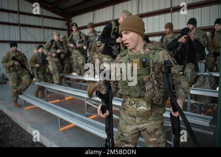 I cadetti ROTC dell'esercito dell'Idaho iniziano a riunirsi per ricevere il loro briefing mattutino prima di sparare armi sulla gamma 14 dell'Orchard Combat Training Center. Sabato 19 febbraio, cadetti dei programmi ROTC dell'esercito dell'Idaho; La Boise state University di Boise, la Brigham Young University-Idaho di Rexburg, la Northwest Nazarene University di Nampa e la Idaho state University di Pocatello, si sono riunite in massa presso il centro di addestramento al combattimento Orchard dell'Idaho National Guard, che si è allenato 14 e qualificato in base alle singole armi. L'Office of Visual Information for Idaho Army National Guard sarà di seguito Foto Stock