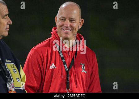 Il capo allenatore dei Louisville Cardinals Jeff Brohm partecipa al campionato di calcio statale CIF Open Division 2022 sabato, 10 dicembre 2022 Foto Stock