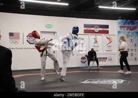 Josh Liu compete al Collégiate Team Trials per partecipare ai Summer World University Games 31st di Chengdu, Cina, durante un concorso al Centro Nazionale di Eccellenza USA Taekwondo, dal 26 al 27 febbraio 2022. Liu sconfisse entrambi gli avversari e si qualificò per le partite durante la competizione. Foto Stock