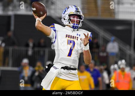 Serra Padres quarterback Maealiuaki Smith (7) durante il CIF Open Division High School Football state Championship game 2022 Sabato, 10 Dicembre 2022 i Foto Stock