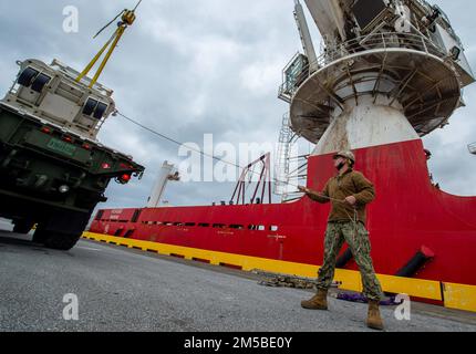 OKINAWA, Giappone (20 febbraio 2022) Equipment Operator 1st Classe Michael Nadeau, assegnato al Naval Mobile Construction Battalion (NMCB) 3, trasporta le apparecchiature negli Stati Uniti Picasso, nave di supporto subacquea contratta dalla Marina (DSCV) per sostenere il recupero dell'aeromobile F-35C Lightning II che si è schiantato durante le operazioni di volo di routine nel Mar Cinese Meridionale, gennaio 24. NMCB-3 è assegnato al comandante, Task Force (CTF) 75. CTF 75 e SUPSALV (Supervisore del salvataggio e delle immersioni) della NAVSEA stanno imbarcando Picasso per sorvegliare il recupero sicuro dell’aeromobile. Foto Stock