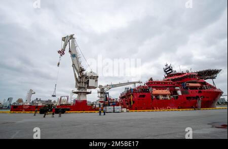 OKINAWA, Giappone (20 febbraio 2022) marinai assegnati a Naval Mobile Construction Battalion (NMCB) 3 attrezzature di trasporto negli Stati Uniti Picasso, nave di supporto subacquea contratta dalla Marina (DSCV) per sostenere il recupero dell'aeromobile F-35C Lightning II che si è schiantato durante le operazioni di volo di routine nel Mar Cinese Meridionale, gennaio 24. NMCB-3 è assegnato al comandante, Task Force (CTF) 75. CTF 75 e SUPSALV (Supervisore del salvataggio e delle immersioni) della NAVSEA stanno imbarcando Picasso per sorvegliare il recupero sicuro dell’aeromobile. Foto Stock