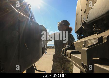 Wester of Echo Troop, 7th Squadron, 17th Cavalry Regiment conduce operazioni di rifornimento su un AH-64 Apache presso Stefanovikeio Air base, Grecia, 21 febbraio 2022. Foto Stock