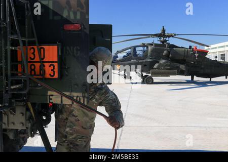 Green of Echo Troop, 7th Squadron, 17th Cavalry Regiment si prepara ad alimentare un AH-64E Apache alla Stefanovikeio Air base, Grecia, 21 febbraio 2022. Foto Stock