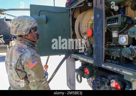 Green of Echo Troop, 7th Squadron, 17th Cavallry Regiment conduce le operazioni di rifornimento per UH-60 Black Hawks e AH-64 Apaches alla Stefanovikeio Air base, Grecia, 21 febbraio 2022. Foto Stock