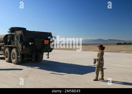 Wester di Echo Troop, 7th Squadron, 17th Cavallry Regiment conduce le operazioni di rifornimento per UH-60 Black Hawks, e AH-64 Apaches presso Stefanovikeio Air base, Grecia, 21 febbraio 2022. Foto Stock