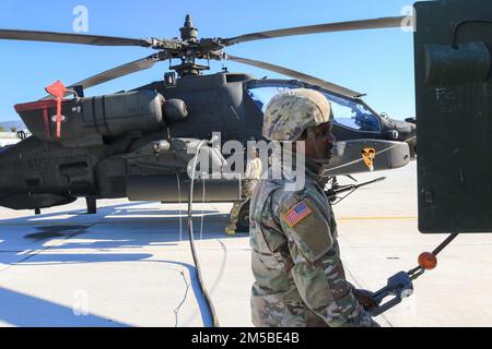 Verde SPC. Della truppa di eco, 7th squadrone. 17th Cavalry Regiment conduce operazioni di rifornimento su un AH-64 Apache presso Stefanovikeio Air base, Grecia, 21 febbraio 2022) U.S. Foto dell'esercito di Capt. Taylor Criswell) Foto Stock