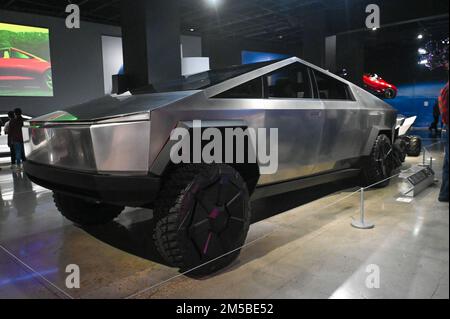 Un veicolo Tesla CyberTruck sarà esposto alla mostra “Inside Tesla” del Petersen Automotive Museum martedì 13 dicembre 2022 a Los Angeles. (Dylan Stewart/ Foto Stock