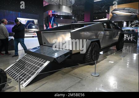 Un veicolo Tesla CyberTruck sarà esposto alla mostra “Inside Tesla” del Petersen Automotive Museum martedì 13 dicembre 2022 a Los Angeles. (Dylan Stewart/ Foto Stock