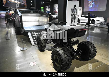 Un veicolo Tesla CyberTruck sarà esposto alla mostra “Inside Tesla” del Petersen Automotive Museum martedì 13 dicembre 2022 a Los Angeles. (Dylan Stewart/ Foto Stock