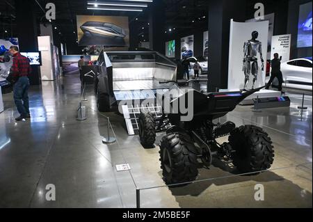 Un veicolo Tesla CyberTruck sarà esposto alla mostra “Inside Tesla” del Petersen Automotive Museum martedì 13 dicembre 2022 a Los Angeles. (Dylan Stewart/ Foto Stock