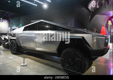 Un veicolo Tesla CyberTruck sarà esposto alla mostra “Inside Tesla” del Petersen Automotive Museum martedì 13 dicembre 2022 a Los Angeles. (Dylan Stewart/ Foto Stock