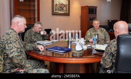 STATI UNITI David H. Berger, a destra, il 38th° Comandante del corpo Marino, parla con il Gen. Paul J. LaCamera, al centro a destra, al comando delle Nazioni Unite, al comando delle forze combinate, e al comandante della Corea delle forze degli Stati Uniti, il Gen. Bradley S. James, a sinistra, USA Il corpo marino forza comandante della Corea, e il generale Robert B. Sofge, capo di stato maggiore dell'UNC/CFC/USFK, durante una visita a Seoul, ROK, 21 febbraio 2022. Durante la visita hanno incontrato Marines e leader in tutta la Corea per discutere di partnership e preparazione in tutta la regione. Foto Stock