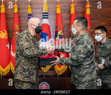 STATI UNITI David H. Berger, il 38th° Comandante del corpo Marino, accetta un dono da parte della Repubblica di Corea Gen. Kim Tae-Sung, comandante del corpo Marino ROK, durante una visita a Baran, ROK, 21 febbraio 2022. Durante la visita hanno incontrato Marines e leader in tutta la Corea per discutere di partnership e preparazione in tutta la regione. Foto Stock