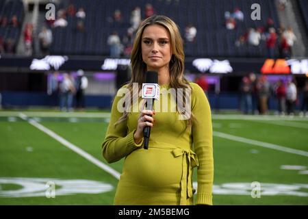 Molly McGrath, giornalista della ESPN, durante il LA Bowl di sabato 17 dicembre 2022, a Inglewood, California. Lo Stato di Fresno sconfisse lo Stato di Washington 29-6. Foto Stock