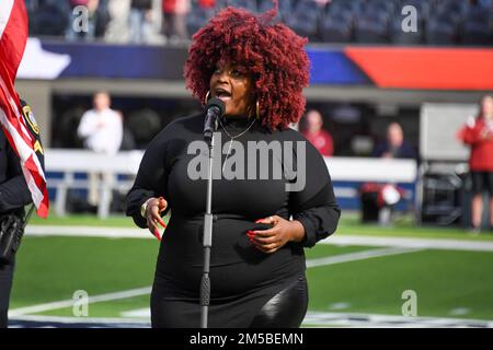 Il cantante americano Desz esegue l'inno nazionale prima della Bowl sabato 17 dicembre 2022 a Inglewood, California. Fresno state sconfisse Washington Foto Stock