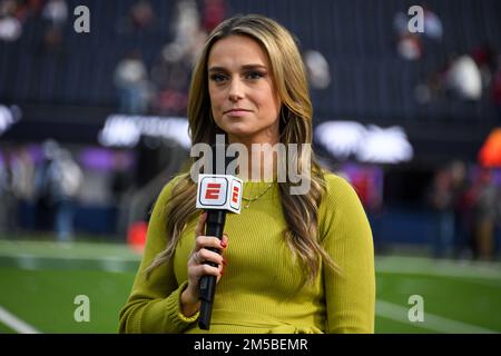 Molly McGrath, giornalista della ESPN, durante il LA Bowl di sabato 17 dicembre 2022, a Inglewood, California. Lo Stato di Fresno sconfisse lo Stato di Washington 29-6. Foto Stock