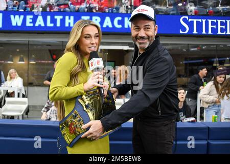 Molly McGrath, reporter di ESPN, intervista Jimmy Kimmel durante il LA Bowl di sabato 17 dicembre 2022, a Inglewood, California. Stato di Fresno sconfitto Foto Stock