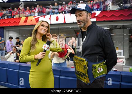 Molly McGrath, reporter di ESPN, intervista Jimmy Kimmel durante il LA Bowl di sabato 17 dicembre 2022, a Inglewood, California. Stato di Fresno sconfitto Foto Stock