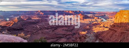 Una vista panoramica di un s-cirve nel fiume Colorado da Canyonlands si affaccia nella zona ricreativa di Canyon Rongs a sud di Moab, Utah. Foto Stock