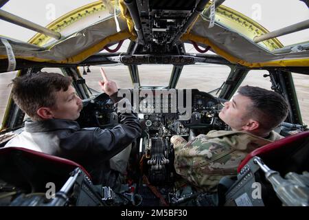 NEGLI STATI UNITI Air Force B-52H Stratofortress pilota, a sinistra, assegnato al 69th Expeditionary Bomb Squadron, parla con il col. Brian Filler, a destra, 501st Combat Support Wing Commander, al RAF Fairford, Inghilterra, 21 febbraio 2022. Il riempitore ha completato diversi requisiti prima del volo prima di salire a bordo di uno Stratofortress B-52H per un volo di familiarizzazione. Foto Stock