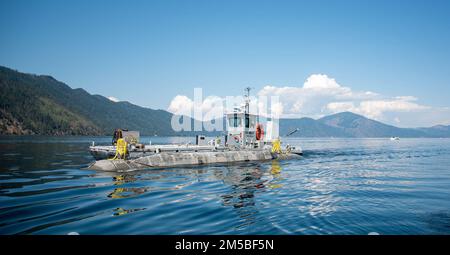 Il modello sottomarino Pike di classe Columbia viene rimorchiato attraverso le acque del lago Pend Oreille a Bayview, Idaho, dal Naval Surface Warfare Center, personale della Divisione di Carderock nell'agosto 2022. Il distacco della Ricerca acustica del comando è la gemma nascosta della Marina per i test acustici a causa della sua posizione geografica e delle acque tranquille. (STATI UNITI Foto della Marina di Edvin Hernandez) Foto Stock