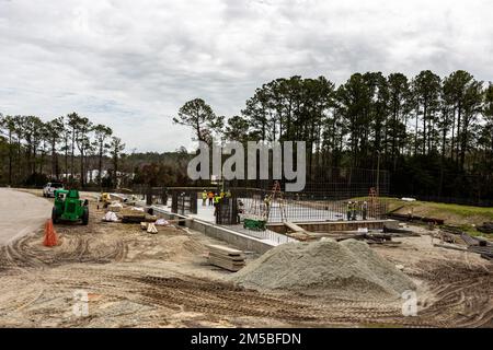 STATI UNITI Department of Defense contractor costruiscono una rivista di artiglieria coperta da terra per High Mobility Artillery Rocket Systems presso il 2nd Marine Logistics Group munizioni Supply Point a Camp Lejeune, North Carolina, 22 febbraio 2022. A seguito di un progetto di costruzione militare di 10th Marine Regiment, 2nd Supply Battalion, in coordinamento con l'ufficio di sicurezza esplosiva della base orientale del corpo marino, Ha aumentato la capacità di stoccaggio delle munizioni dell'installazione per consentire al Camp Lejeune Munizioni Supply Point di avere un supporto duraturo per le capacità HIMARS in 2nd Marine Division e. Foto Stock