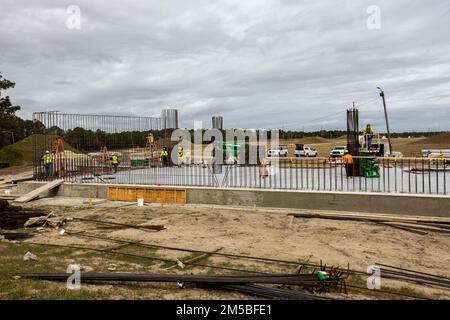 STATI UNITI Department of Defense contractor costruiscono una rivista di artiglieria coperta da terra per High Mobility Artillery Rocket Systems presso il 2nd Marine Logistics Group munizioni Supply Point a Camp Lejeune, North Carolina, 22 febbraio 2022. A seguito di un progetto di costruzione militare di 10th Marine Regiment, 2nd Supply Battalion, in coordinamento con l'ufficio di sicurezza esplosiva della base orientale del corpo marino, Ha aumentato la capacità di stoccaggio delle munizioni dell'installazione per consentire al Camp Lejeune Munizioni Supply Point di avere un supporto duraturo per le capacità HIMARS in 2nd Marine Division e. Foto Stock