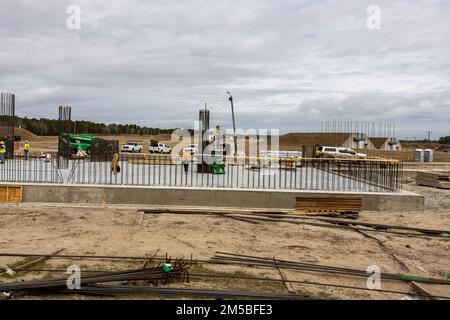 STATI UNITI Department of Defense contractor costruiscono una rivista di artiglieria coperta da terra per High Mobility Artillery Rocket Systems presso il 2nd Marine Logistics Group munizioni Supply Point a Camp Lejeune, North Carolina, 22 febbraio 2022. A seguito di un progetto di costruzione militare di 10th Marine Regiment, 2nd Supply Battalion, in coordinamento con l'ufficio di sicurezza esplosiva della base orientale del corpo marino, Ha aumentato la capacità di stoccaggio delle munizioni dell'installazione per consentire al Camp Lejeune Munizioni Supply Point di avere un supporto duraturo per le capacità HIMARS in 2nd Marine Division e. Foto Stock