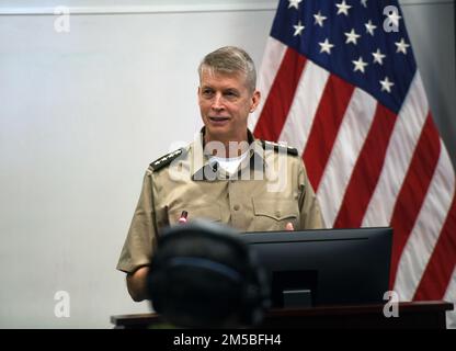 Daniel Hokanson, capo dell'Ufficio della Guardia Nazionale, si rivolge agli studenti che frequentano l'Inter-American Defense College, Fort Lesley J. McNair, Washington, D.C., 22 febbraio 2022. "La nostra missione principale è la riserva di combattimento dell'esercito e delle forze aeree", ha detto Hokanson. "Combattiamo e vinciamo le guerre americane. Ecco perché ci alleniamo, ci prepariamo, perché esistiamo. Tutto ciò che facciamo deriva dalle nostre capacità di supporto alle operazioni di combattimento". Foto Stock