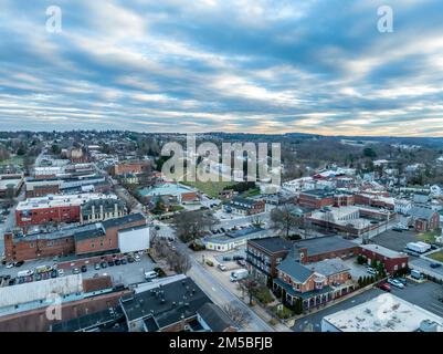 Vista aerea della storica cittadina di Westminster nella contea di Carroll, Maryland, con la strada principale e il McDaniel College Foto Stock