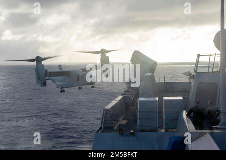 OCEANO PACIFICO (18 novembre 2022) — un Osprey MV-22 assegnato a Marine Medium Tiltrotor Squadron (VMM) 362 si avvicina al ponte di volo del molo di trasporto anfibio USS Anchorage (LPD 23), 18 novembre 2022. La capacità di operare in modo fluido e simultaneo sul mare, a riva e in aria rappresenta il valore unico della capacità anfibia fornita dal gruppo anfibio pronto e dal team Marine Exipitionary. La Makin Island ARG, composta da nave d'assalto anfibio USS Makin Island (LHD 8) e bacini di trasporto anfibi Anchorage e USS John P. Murtha (LPD 26), è in corso la conduzione di routine op Foto Stock